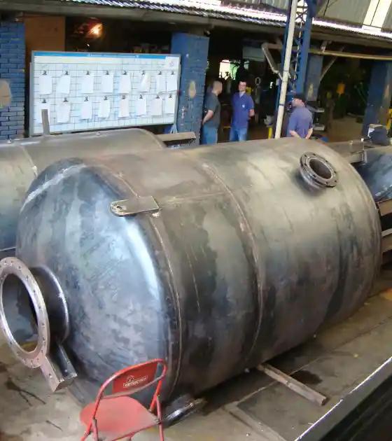 Caldeiraria Santa Rosa - Vasos de pressão industrial de diferentes tamanhos em linha de produção.