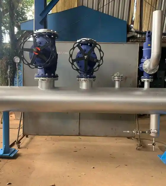 Caldeiraria Santa Rosa - Empresa de vasos de pressão, mostrando um equipamento sendo soldado.