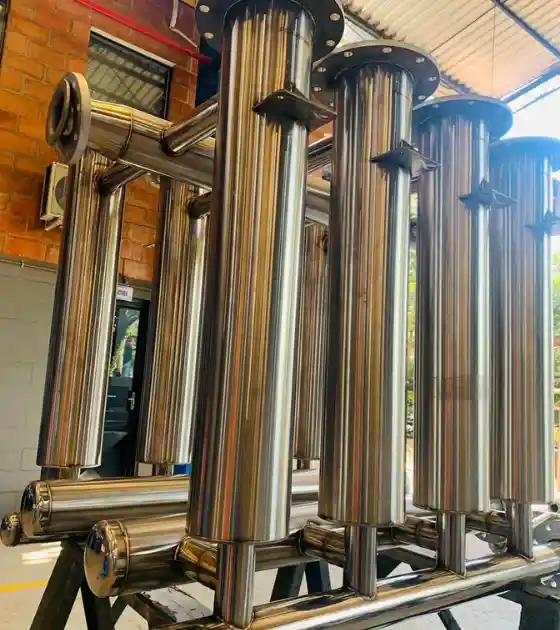 Caldeiraria Santa Rosa - Fabricante de vasos de pressão, mostrando o processo de calandragem de chapas.