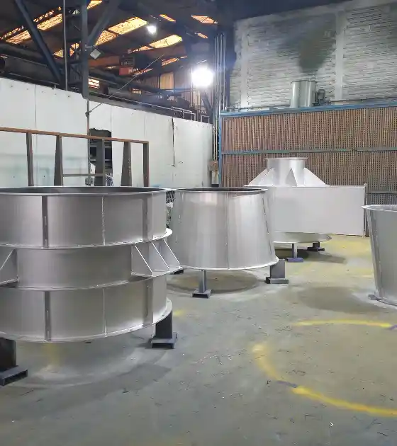 Caldeiraria Santa Rosa - Fabricante ciclone separador, mostrando o equipamento com sua estrutura cônica.