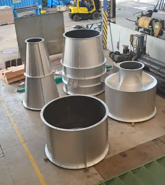 Caldeiraria Santa Rosa - Ciclone separador industrial de grande porte em operação em uma fábrica.