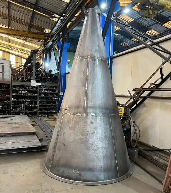 Caldeiraria Santa Rosa - Fabricante de ciclones industriais, com equipamento em fase de pintura.