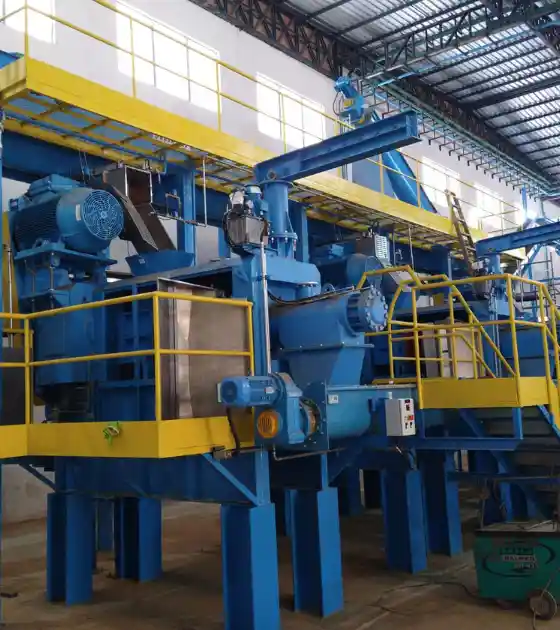 Caldeiraria Santa Rosa - Plataformas metálicas industriais sendo montadas em uma estrutura fabril.