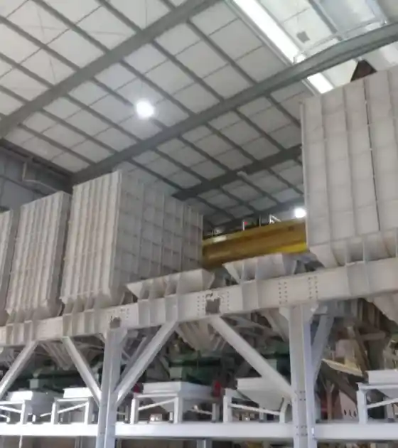 Caldeiraria Santa Rosa - Fabricante de silos de armazenamento industrial, com silos sendo montados.