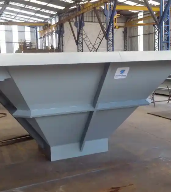 Caldeiraria Santa Rosa - Fabricante de moegas, com uma moega de grande porte em fabricação.