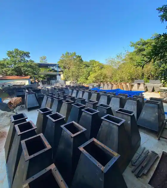 Caldeiraria Santa Rosa - Fabricante de moega industrial, com equipamento de grande porte sendo soldado.