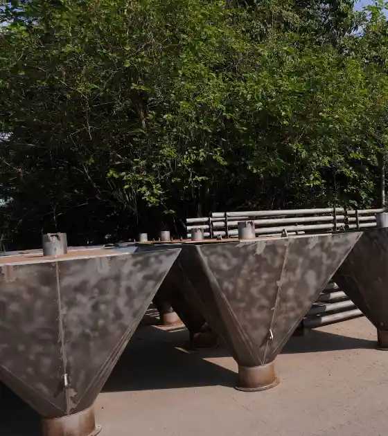 Caldeiraria Santa Rosa - Fabricante de moega para mineração, mostrando a estrutura reforçada de um funil.