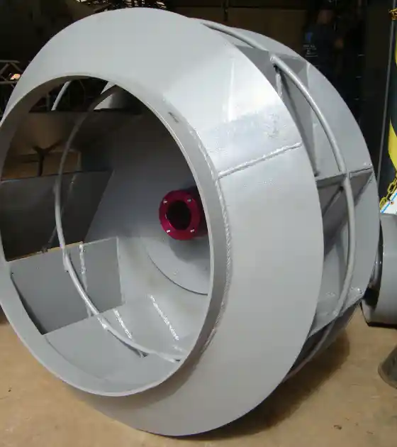 Caldeiraria Santa Rosa - Exaustor centrífugo para indústrias, mostrando equipamento robusto pronto para envio.