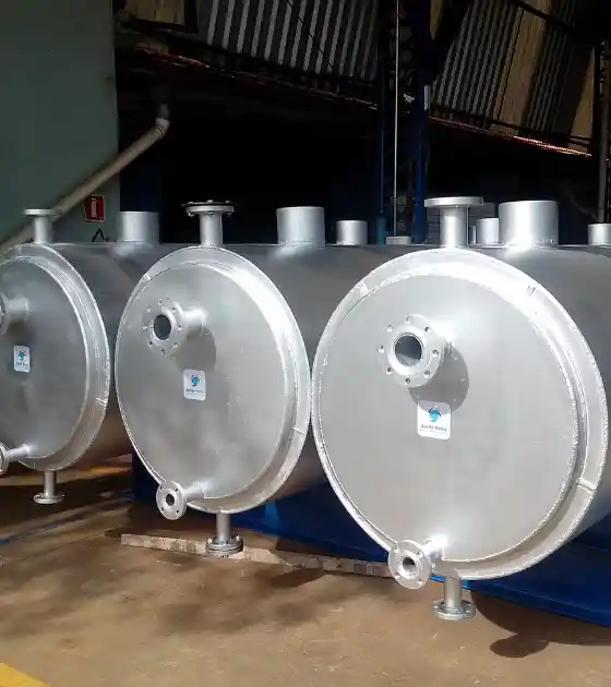 Caldeiraria Santa Rosa - Fabricante trocador de calor, com um equipamento tipo casco e tubo em produção.