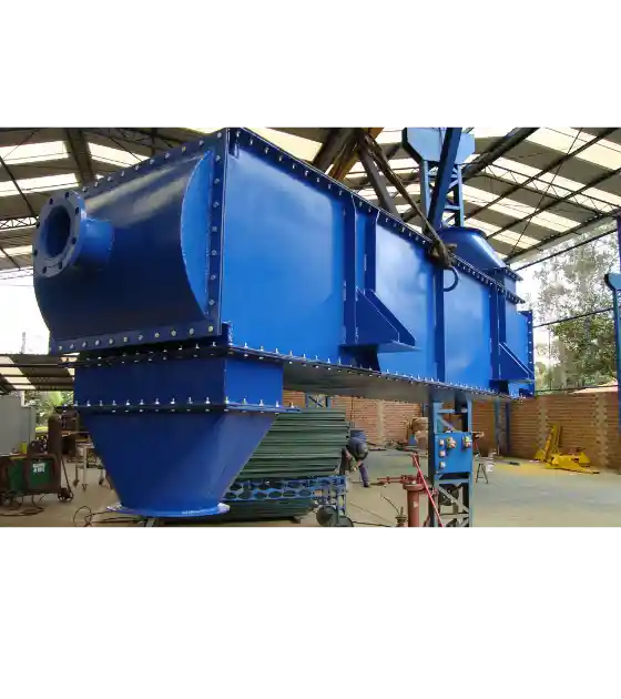 Caldeiraria Santa Rosa - Fabricante trocador de calor industrial, com engenheiro analisando projeto.