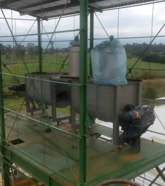 Caldeiraria Santa Rosa - Fabricante misturador helicoidal, mostrando o equipamento com seu eixo de fitas.