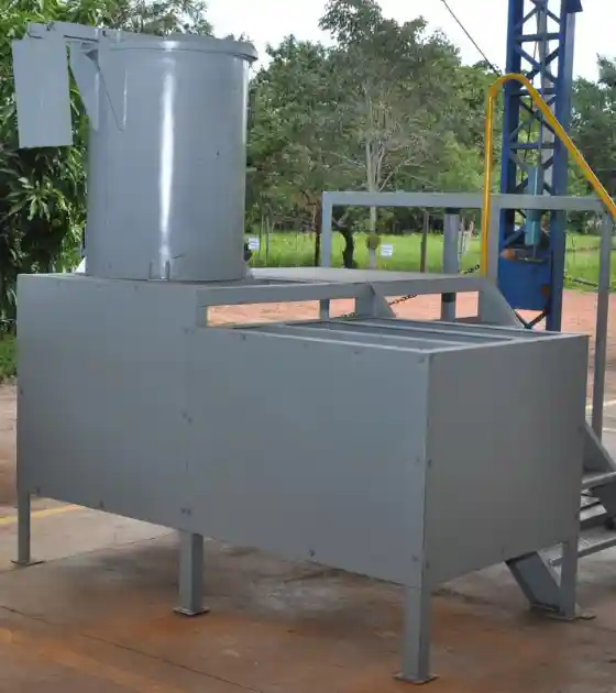 Caldeiraria Santa Rosa - Misturador helicoidal industrial com tampa aberta, mostrando o eixo com helicoides.