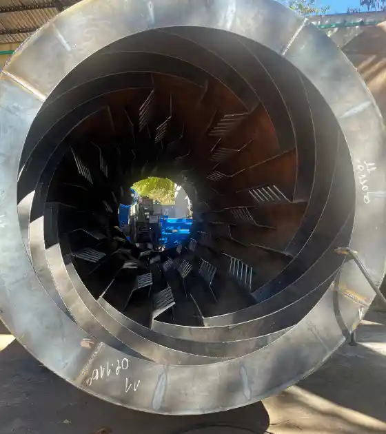 Caldeiraria Santa Rosa - Fabricante secador rotativo industrial em aço inox, mostrando o tambor polido.