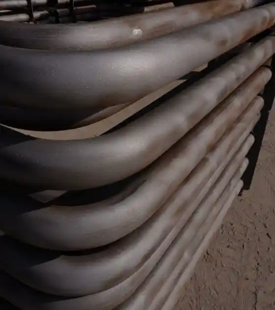 Caldeiraria Santa Rosa - Estrutura metálica recebendo jateamento e pintura industrial em cabine.