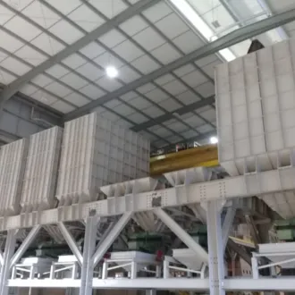 Base metálica robusta para equipamento industrial.