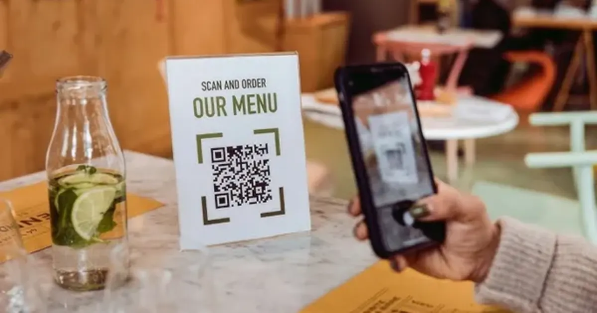 QR Менюта срещу Хартиени Менюта: Разходи, Хигиена и Изживяване