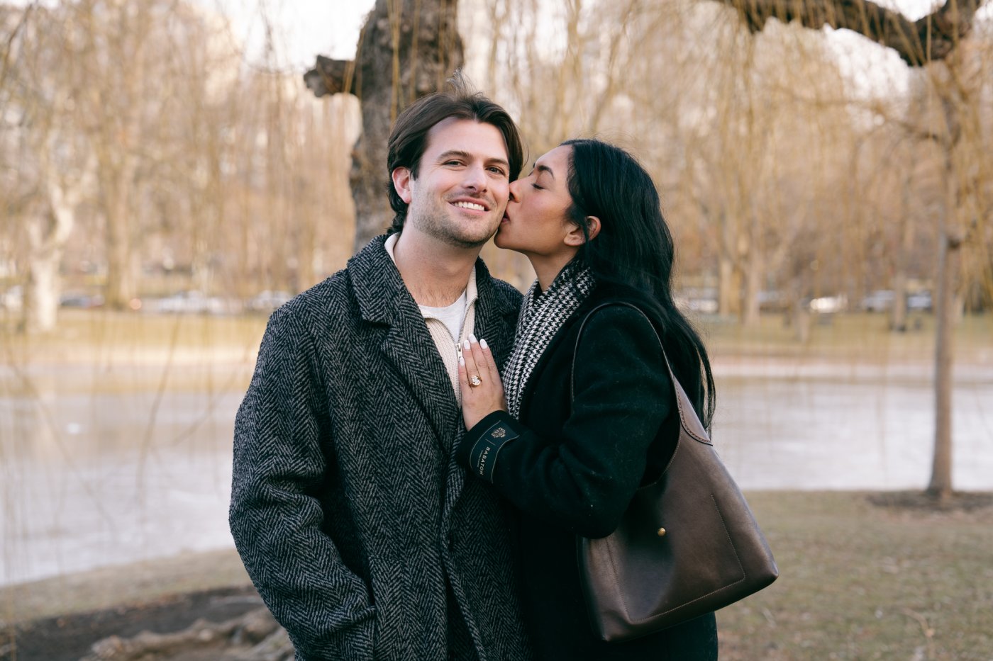 Mariah showing off her engagement ring