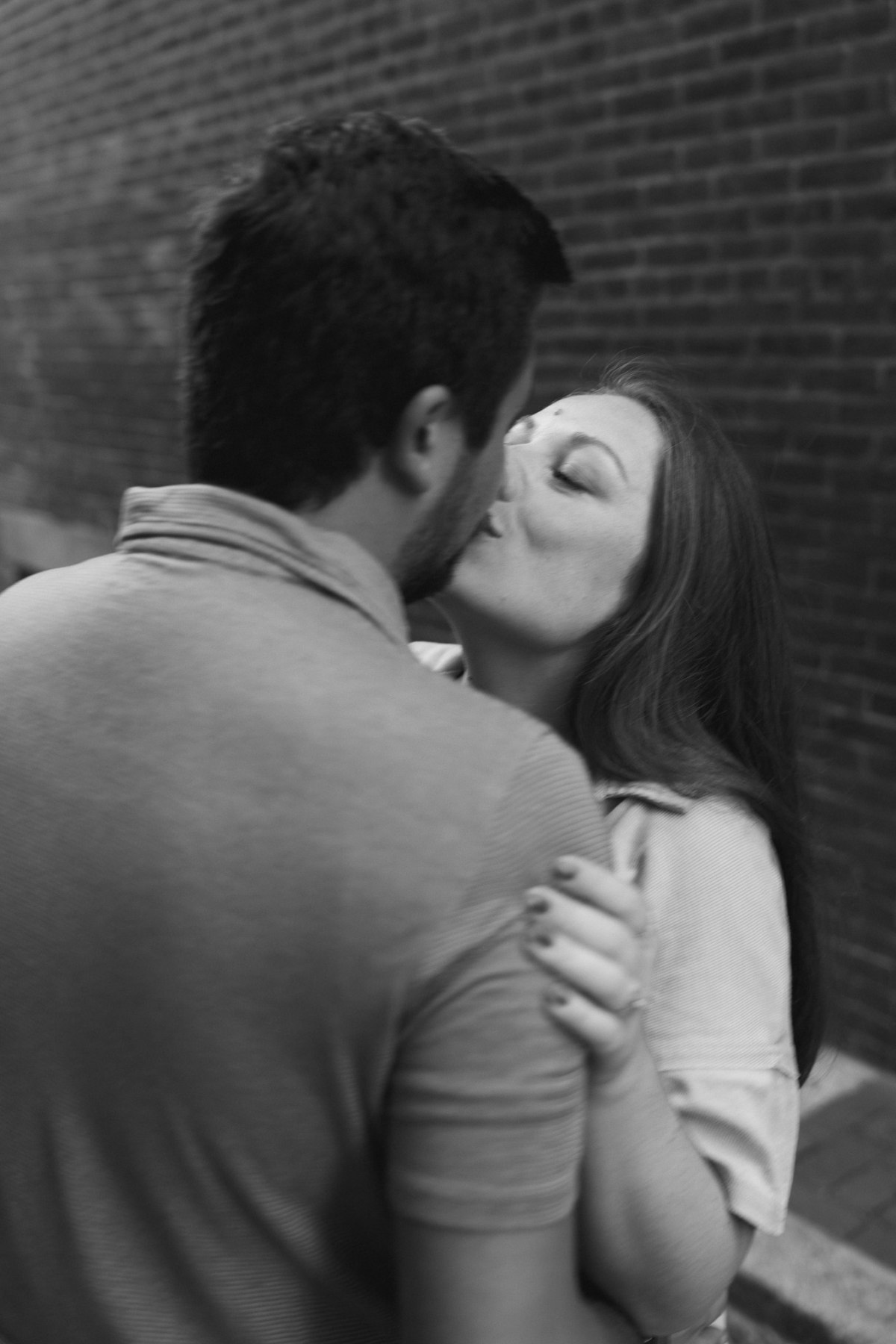 Black and white portrait of Alex and Kendyl kissing on Beacon Hill