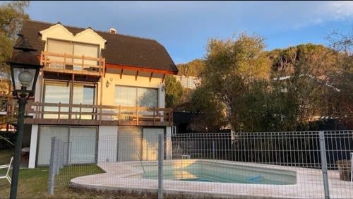 Casa en Venta - Hermosa Casa Remodelada Con Vistas Panorámicas Y Amplio Jardín En Carlos Paz