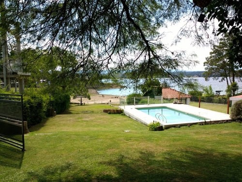 Casa en Alquiler temporal - Casa Roja Del Lago Super- Equipada Para 10 Pasajeros