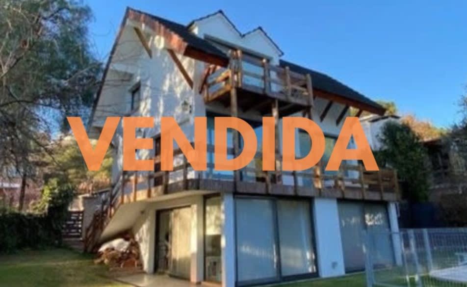 Casa en Venta - Hermosa Casa Remodelada Con Vistas Panorámicas Y Amplio Jardín En Carlos Paz