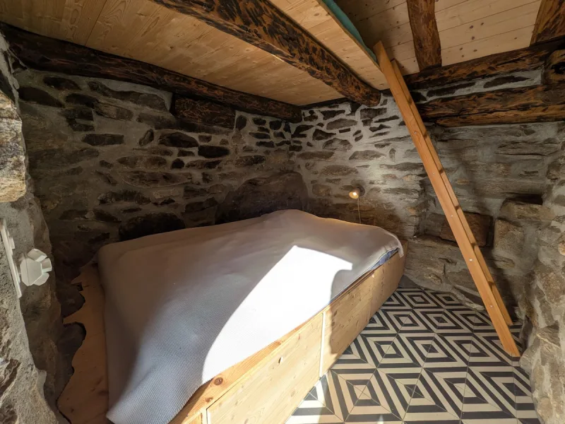 Bedroom 2 interior detail