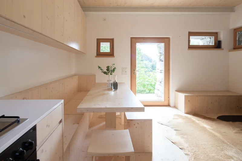 Wood-burning oven for heating the rustico