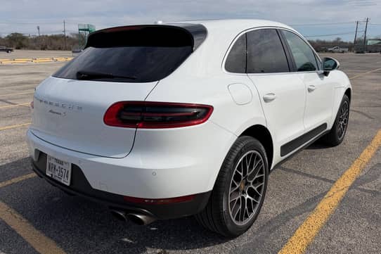 2017 PORSCHE Macan view 3