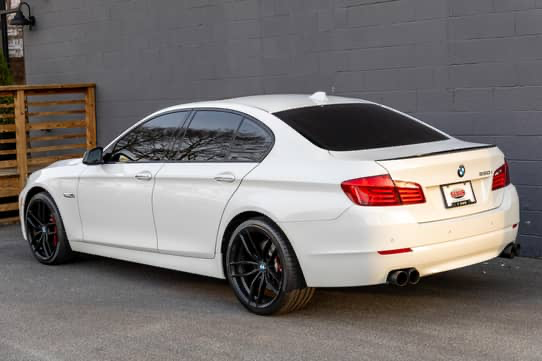 2012 BMW 550i view 3