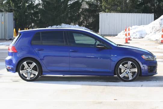 2016 VOLKSWAGEN Golf R view 4