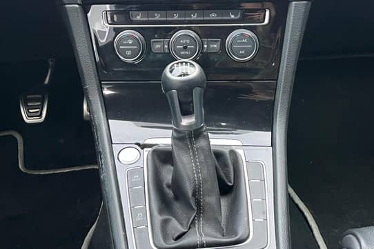 2016 VOLKSWAGEN Golf R view 7