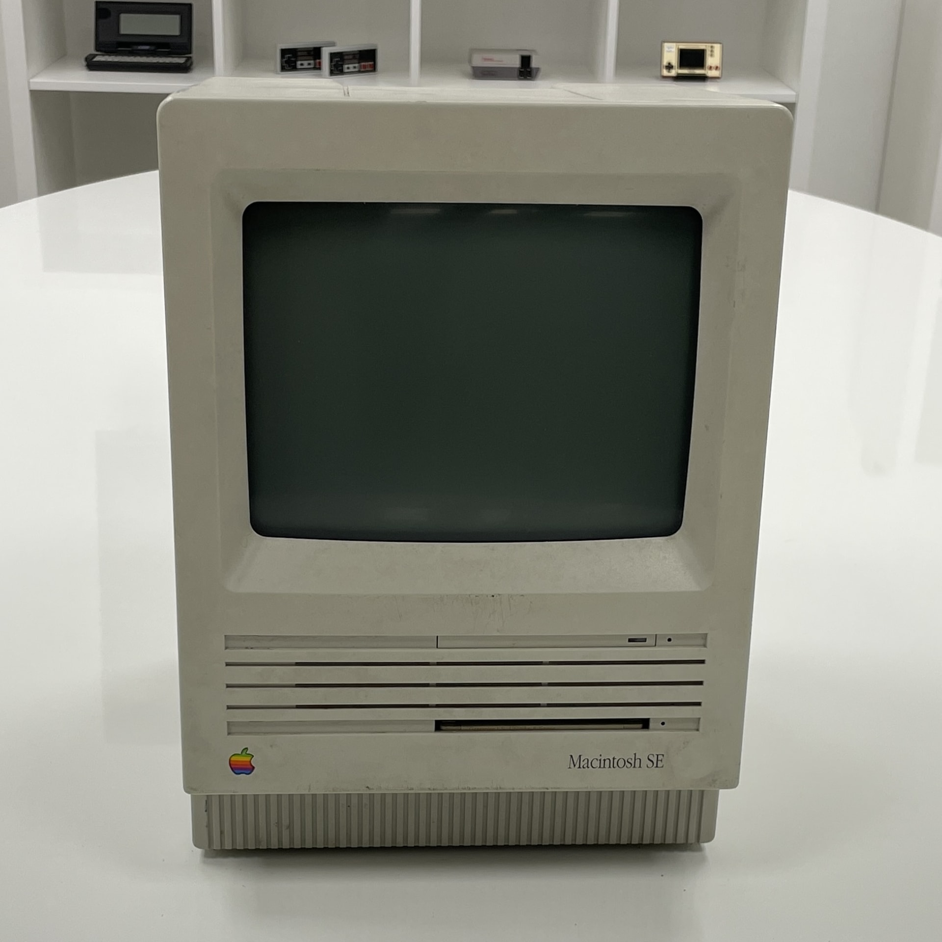 The Macintosh SE, released by Apple in March 1987, was the first Mac to feature an internal hard drive and expansion slots in a compact all-in-one design. It ran a Motorola 68000 CPU at 8 MHz, came with 1 MB RAM (expandable), and supported System Software up to Mac OS 7.6.1.