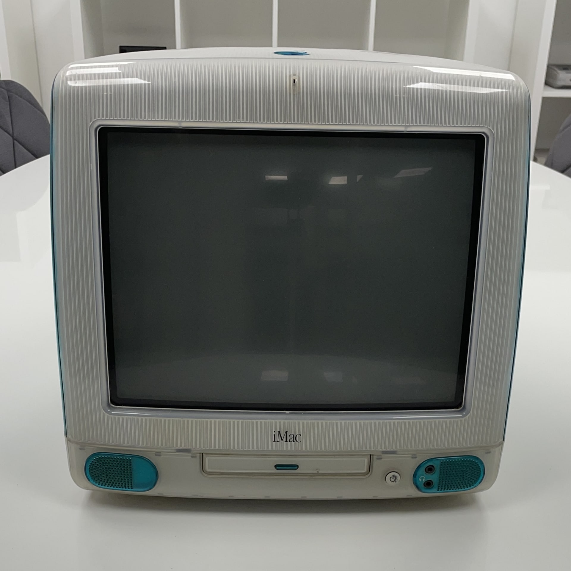 The iMac G3, introduced by Apple in 1998, was a groundbreaking all-in-one desktop computer that combined a 15-inch CRT display with the system's components in a single, translucent, and colorful enclosure. Initially released in "Bondi Blue," the iMac G3 later became available in various vibrant colors, such as Blueberry, Grape, Lime, Tangerine, and Strawberry. It featured a 233 MHz PowerPC G3 processor, 32 MB of RAM, a 4 GB hard drive, and notably eliminated the floppy disk drive in favor of USB ports, marking a significant shift in personal computer design and functionality.