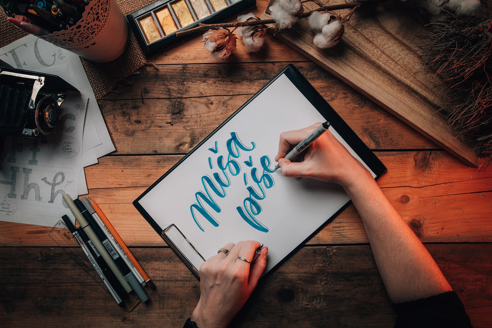 Kenjistudio - Flatlay produktová fotografie - umělecké psaní - okrasné písmo - Míša píše