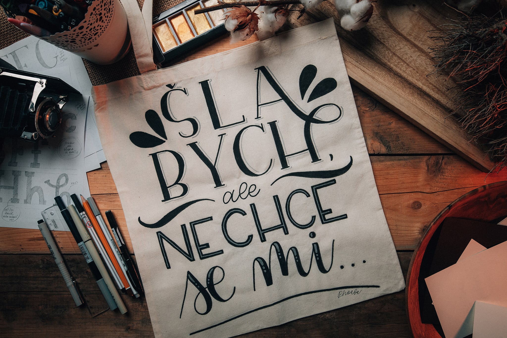 Kenjistudio - Flatlay produktová fotografie - plátěná taška - okrasné písmo