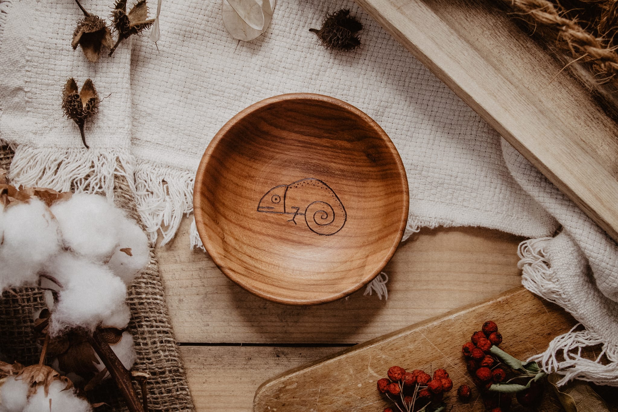 Kenjistudio - Flatlay produktová fotografie - dřevěný miska - chameleon