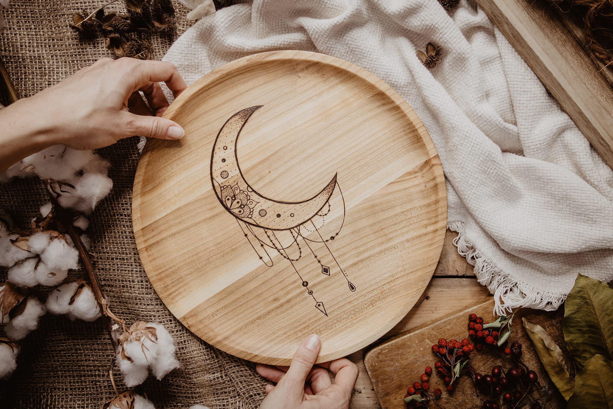 Kenjistudio - Flatlay produktová fotografie - dřevěný talíř - ruční výroba