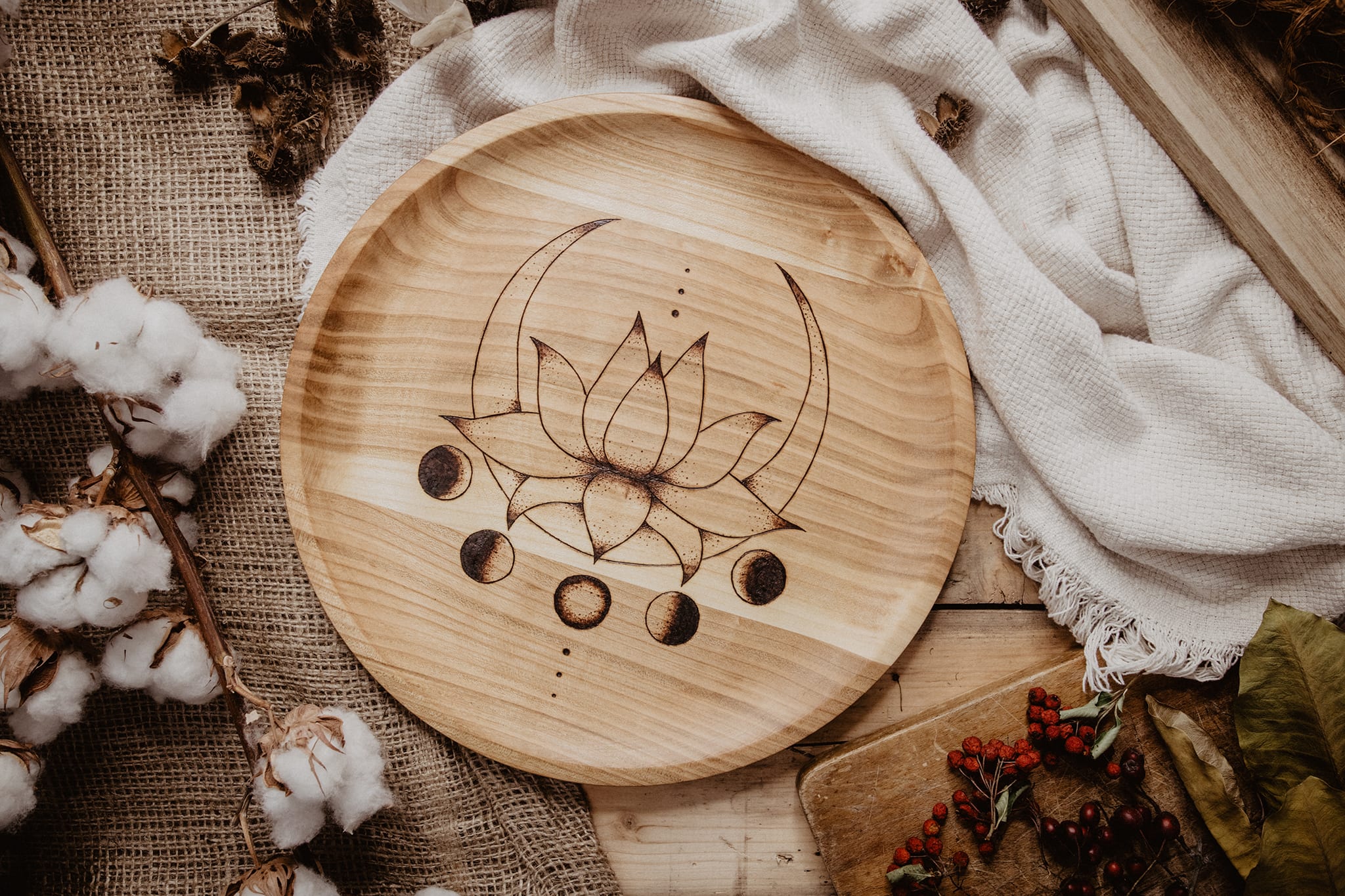 Kenjistudio - Flatlay produktová fotografie - dřevěný talíř - dřevěný výrobek