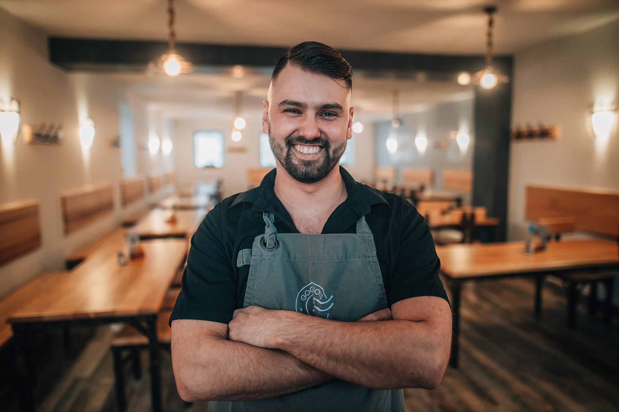 Kenjistudio - Business portrét - úsměv - restaurace - kuchař