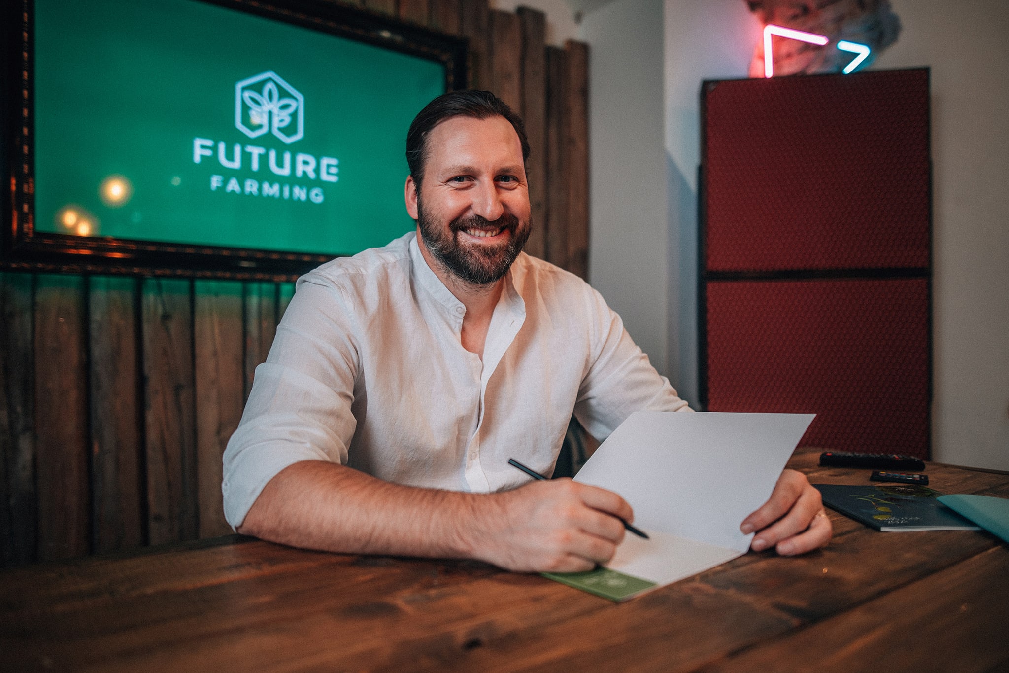 Kenjistudio - Business portrét - kanceléř - future farming - logo