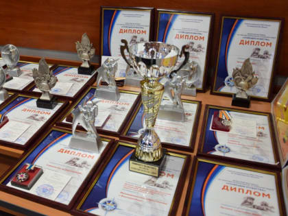 Герои и лучшие по профессии получили награды в свердловском главке МЧС