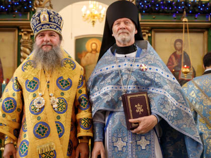 В праздник Успения Божией Матери митрополит Евгений совершил Божественную литургию в Успенском храме города Берёзовского