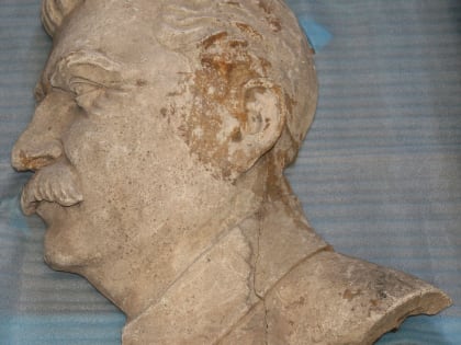 На фасаде Дома офицеров восстановили барельеф Сталина