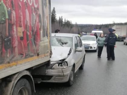 В ДТП под Первоуральском водителя легковушки убило отлетевшим от кабины грузовика крылом