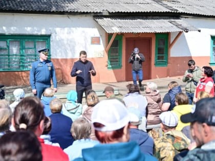 Евгений Куйвашев и Александр Куренков обсудили с жителями Таёжного восстановление посёлка