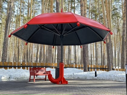 Красный зонт для 40 человек: в Верхней Сысерти установили самый большой арт-объект