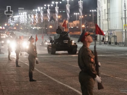 Военные и боевая техника прошли по центру Екатеринбурга для репетиции парада Победы