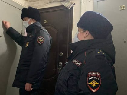 «Пусть лучше информация не подтвердится, чем потом случится беда». В Нижнем Тагиле участковые и инспекторы ПДН провели рейд по неблагополучным семьям  