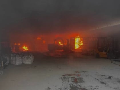 В Екатеринбурге на улице Монтажников горел склад