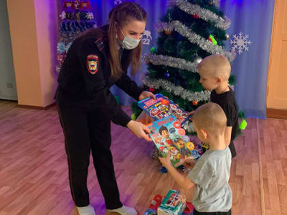 В дни новогодних каникул и Рождества, сотрудники Каменской полиции продолжили участие во всероссийской акции «Полицейский дед Мороз»
